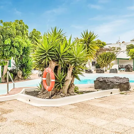 Nice home in Puerto del Carmen - Tí with Outdoor swimming pool, WiFi&3 Bedrooms Casa de Férias Los Pocillos